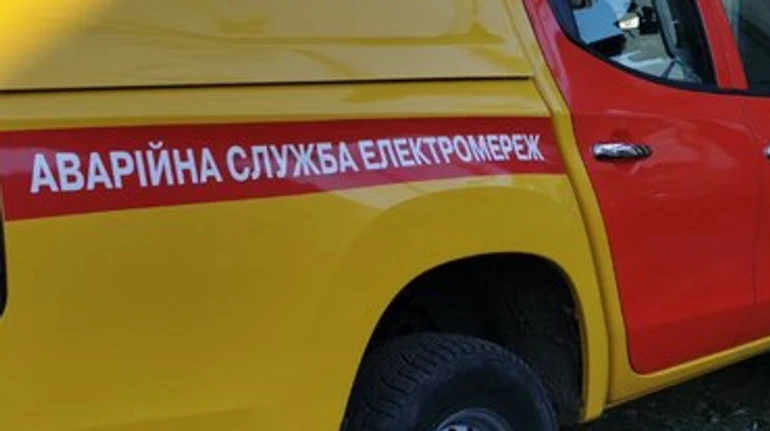 На Харківщині внаслідок обстрілу російськими військами постраждали енергетики в автомобілі