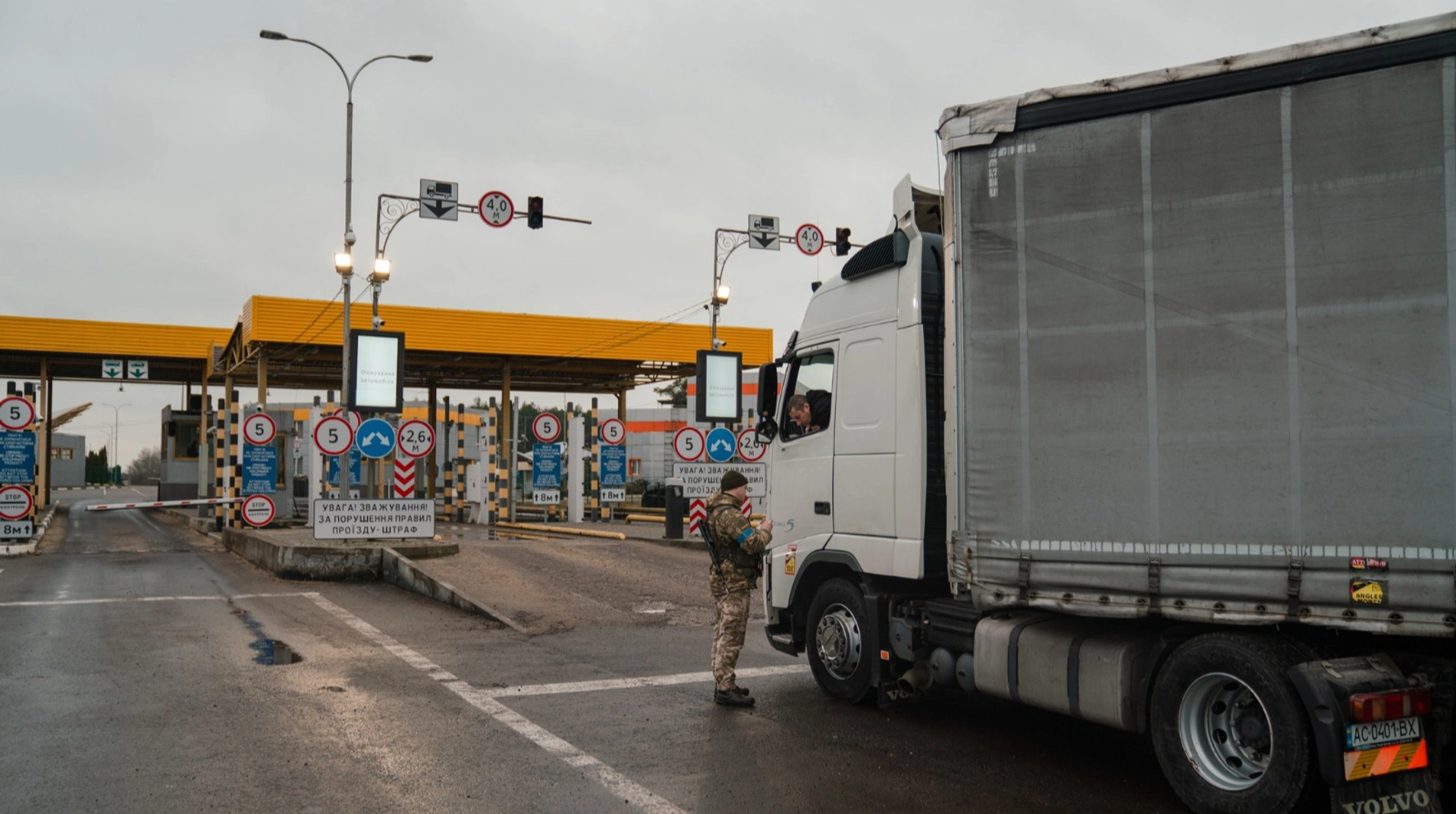 На кордоні запроваджують пріоритетний проїзд для вантажівок: нові правила для перевізників