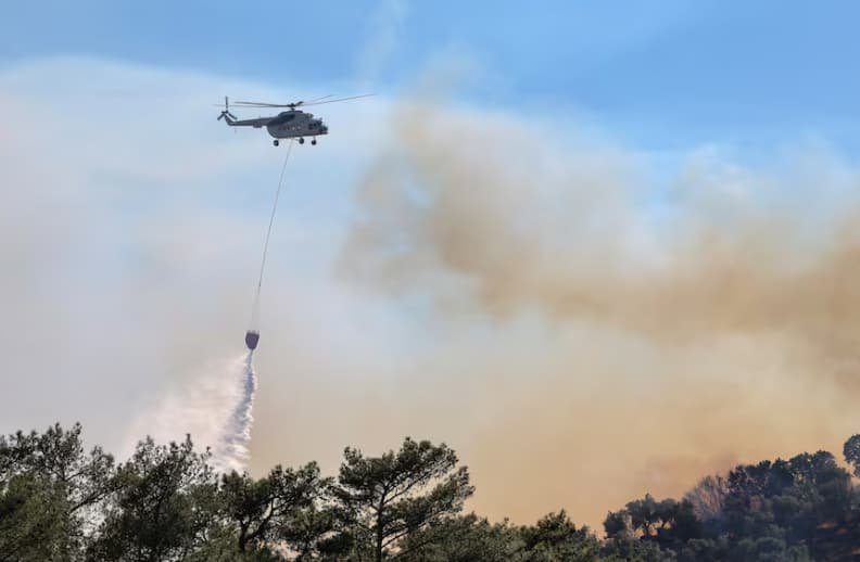 На Криті триває друга доба боротьби грецьких пожежників із лісовими пожежами