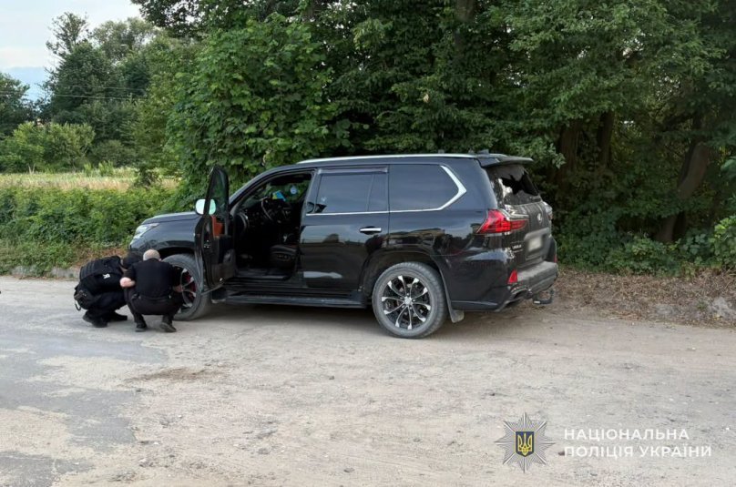 На Львівщині 32-річний чоловік влаштував стрілянину по Lexus, водій отримав поранення