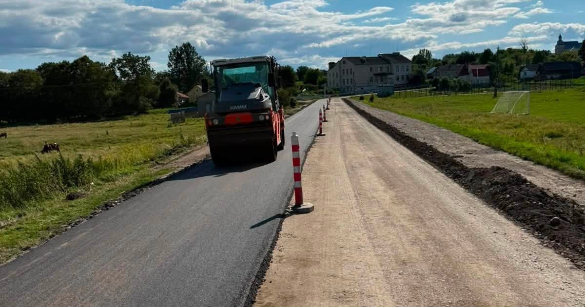 На Львівщині триває ремонт місцевої дороги: прокладено два кілометри нового асфальту