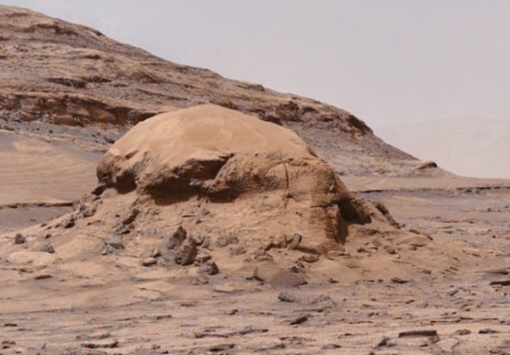 На Марсі виявлено нові загадкові об'єкти: марсохід Curiosity зафіксував незвичайні "двері" у кратері Гейла