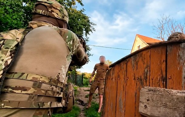 На Вінниччині працівник СЗЧ намагався відбитися від правоохоронців сокирою