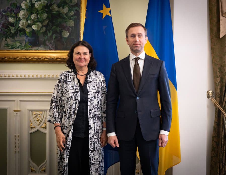 Новий прем'єр України обговорив питання співпраці з послом ЄС