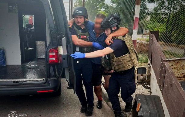 Обстріл рятувальників у Дніпропетровській області: троє людей отримали поранення від російського нападу