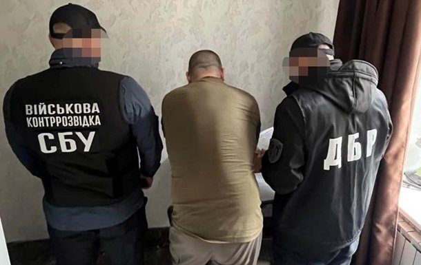 Офіцера на Сумщині затримали за створення фальшивих бойових відряджень для наживи