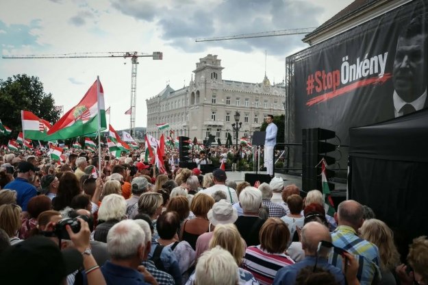 Орбан закликав до протесту проти усунення президента Угорщини, але підтримка була мізерною