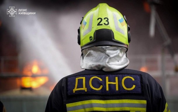 Під Києвом ліквідували великою масштабну пожежу внаслідок російської атаки