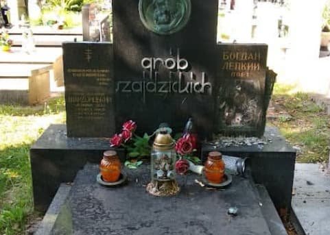 Поліція Польщі проводить розслідування щодо пошкодження пам’ятника Богдана Лепкого на його могилі