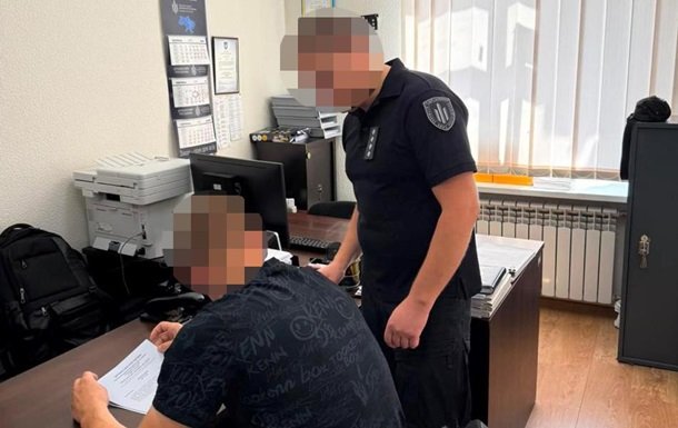 Поліція затримала чоловіка біля ТЦК у Полтаві: постраждав поліцейський з травмою руки