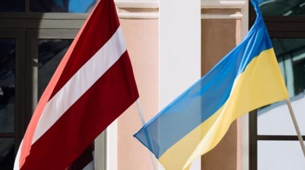 Прем'єр Латвії та Корецький обговорили співпрацю під час першої розмови та запланували зустріч