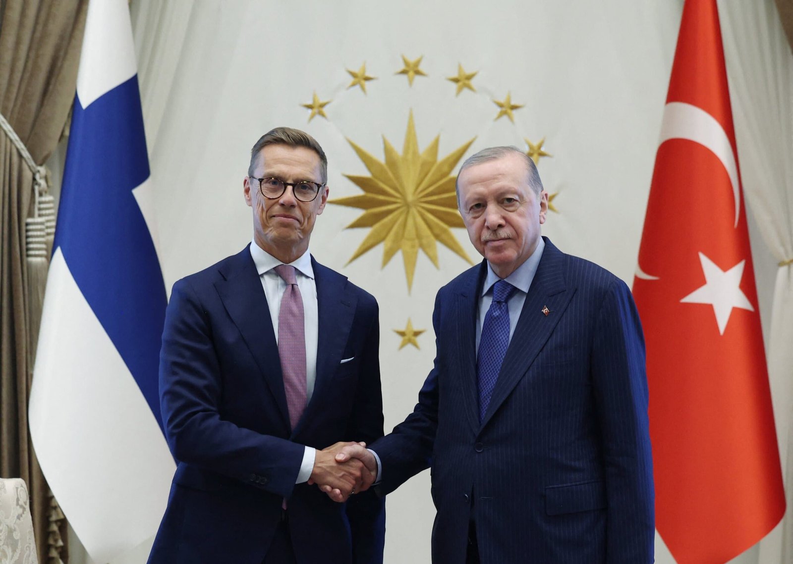 Президент Фінляндії представить револьвер, подарований Ердоганом, у музеї