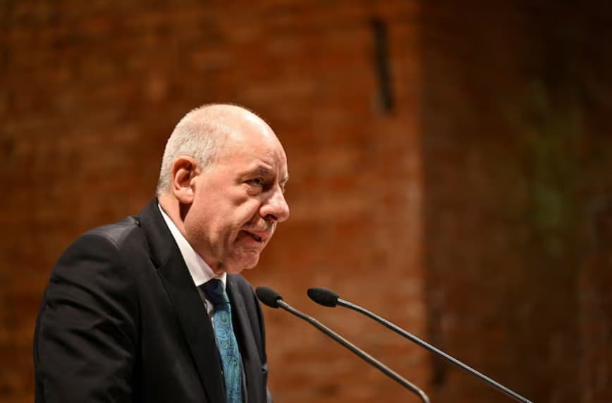 Президент Угорщини підписав зміни до Конституції, що передбачають його відставку