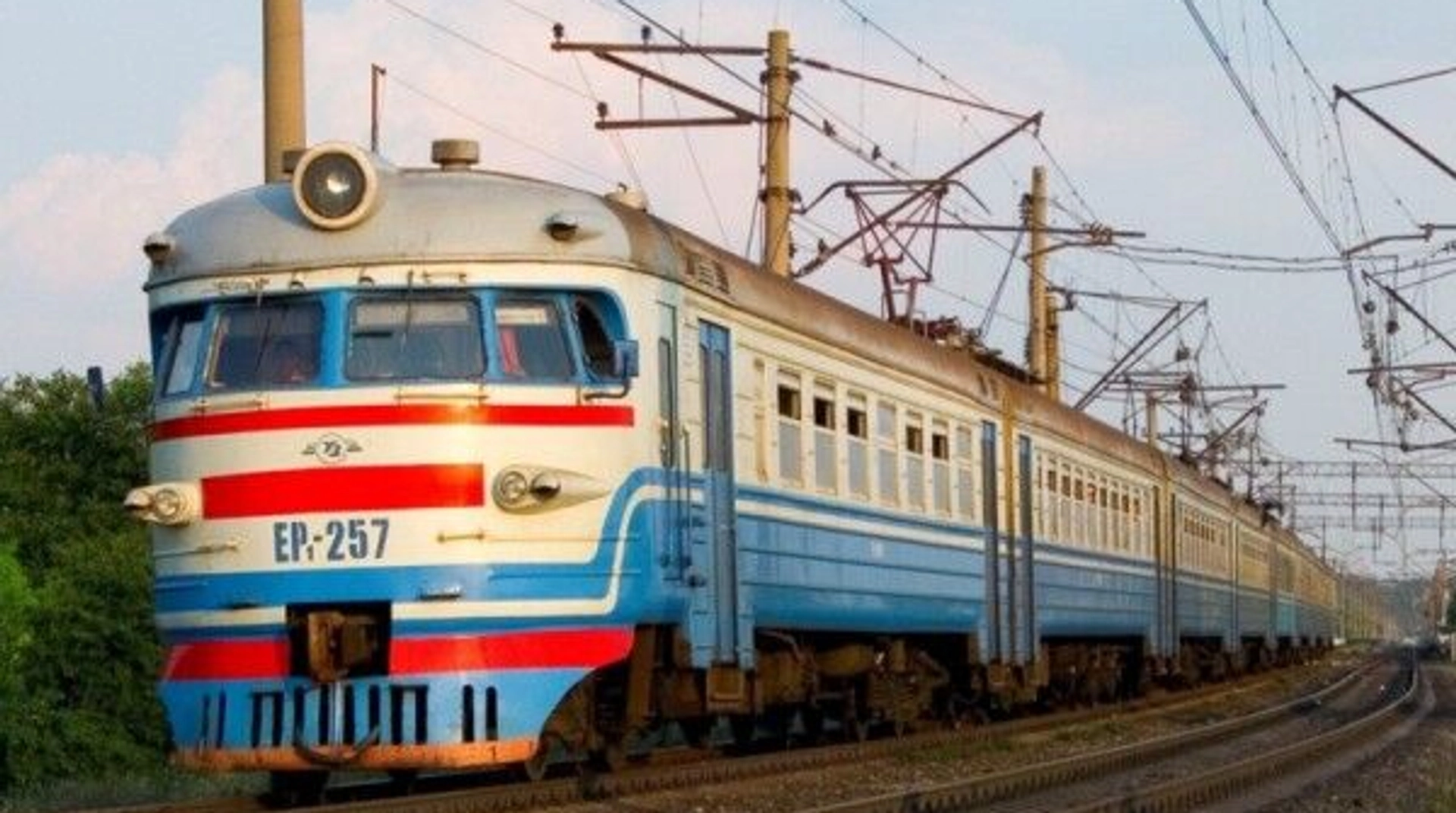 Приміські поїзди в Криму призупинили рух через удари по електропідстанціях