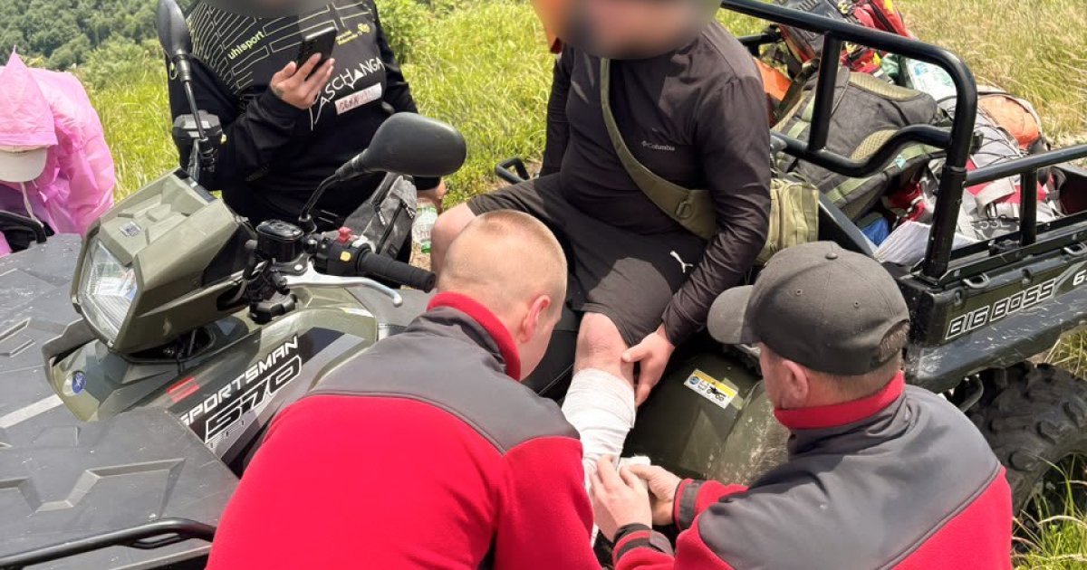 Рятувальники евакуювали травмованого туриста на горі Парашка
