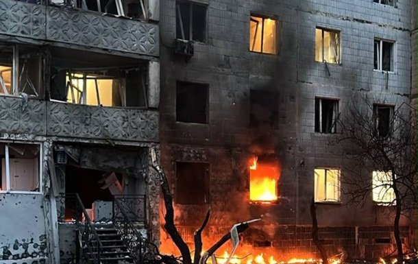 Російські війська атакували багатоповерхівку у Сумах: серед постраждалих – діти