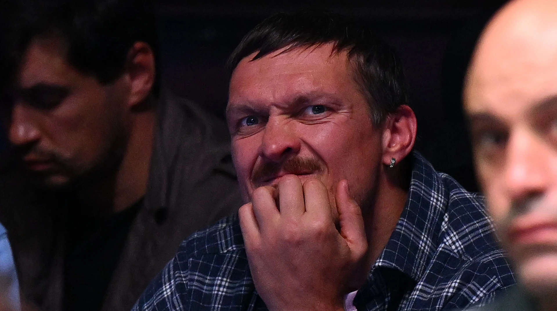Тренер Усика розкрив причини відмови боксера від чемпіонських поясів через фінансові фактори