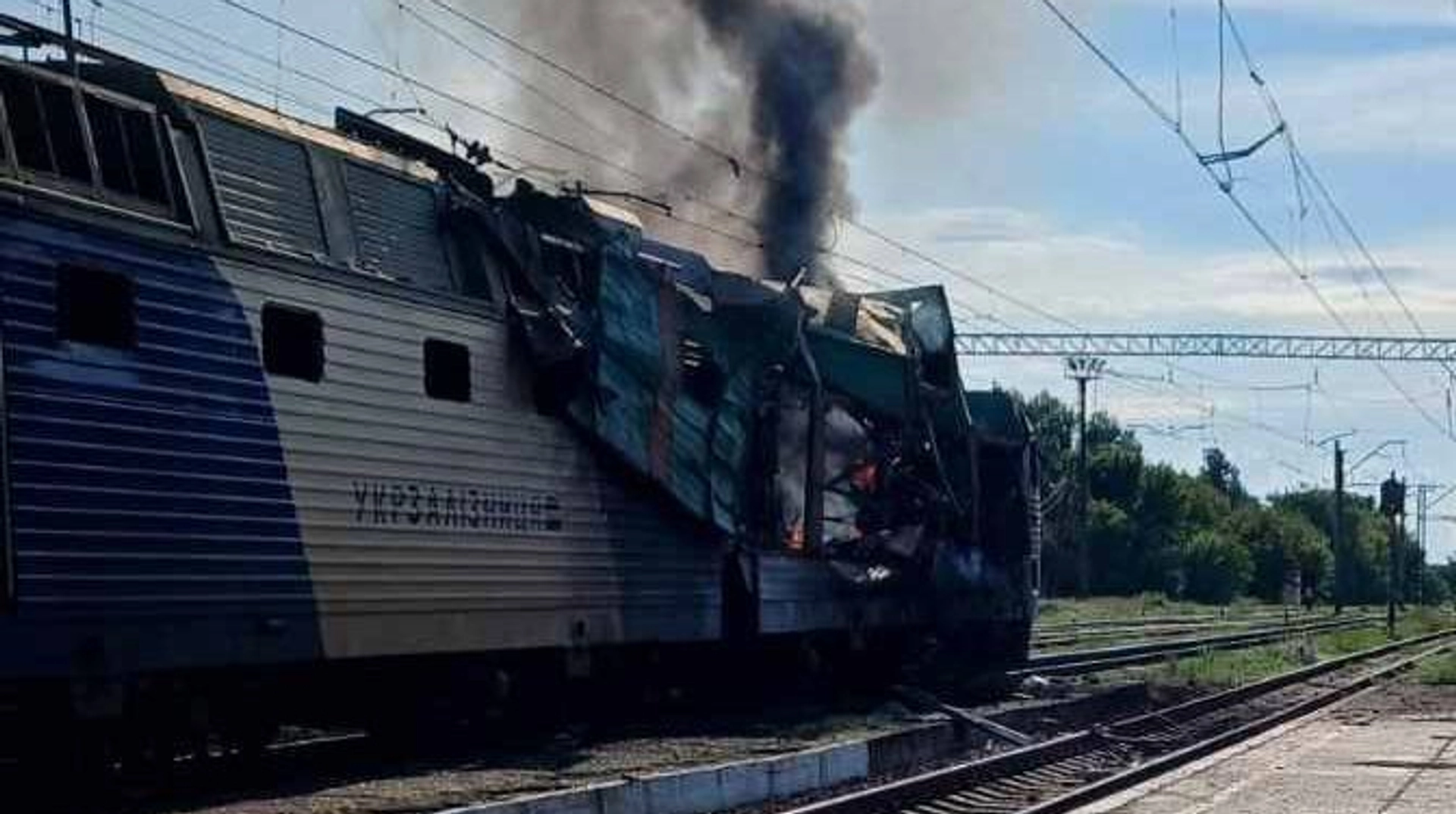 У Дніпропетровській області російські війська влучили в пасажирський поїзд