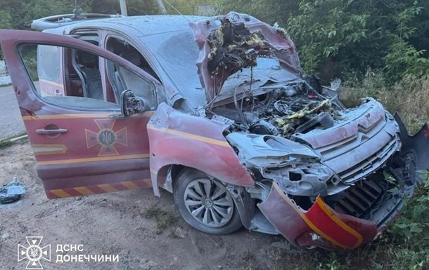 У Краматорську російські війська обстріляли автомобілі рятувальників