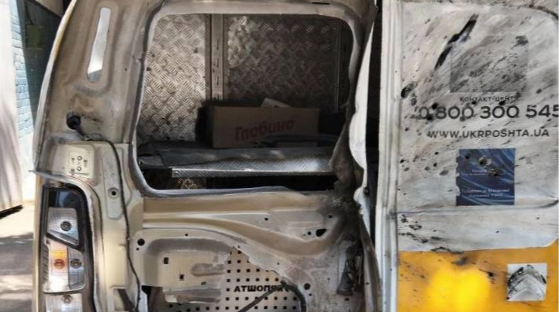 У Нікополі внаслідок обстрілу російських військ знищено сім автомобілів "Укрпошти"