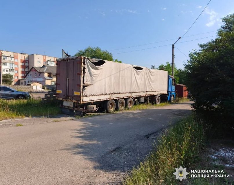 У Стрию 23-річний чоловік підпалив припарковану вантажівку і зник з місця події