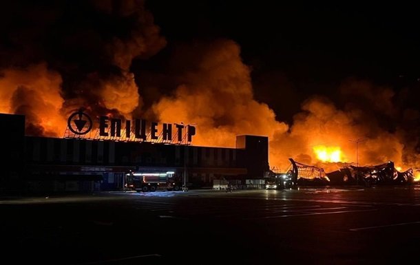У Сумах внаслідок удару БПЛА спалахнув вогонь на території магазину «Епіцентр»