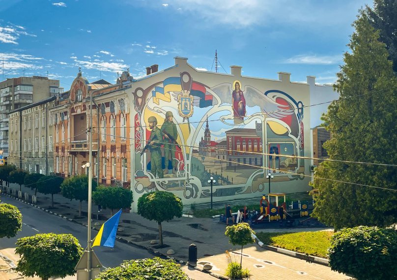 У центрі Стрия з'явився унікальний стінопис із зображенням захисників та Архангела