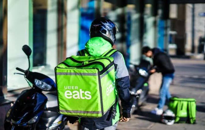 Uber Eats здобула юридичну перемогу в Бельгії: кур'єри не визнані найманими працівниками