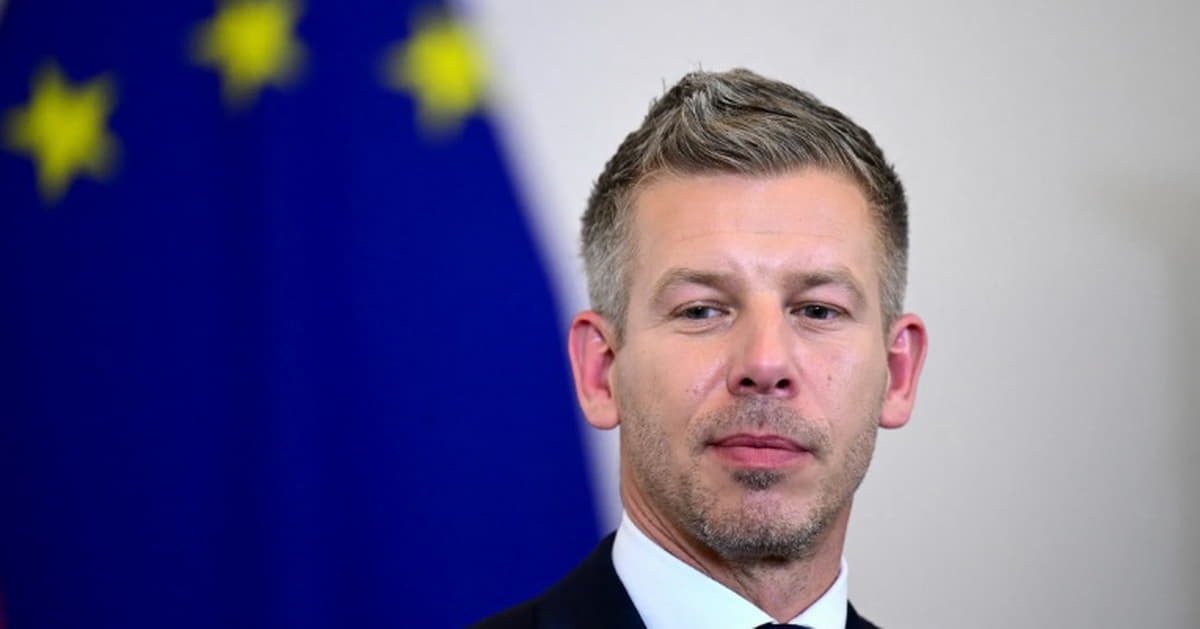 Угорщина наклала нове вето, Стармер позбувся посади, Україна презентує архіви про Волинь: основні новини дня