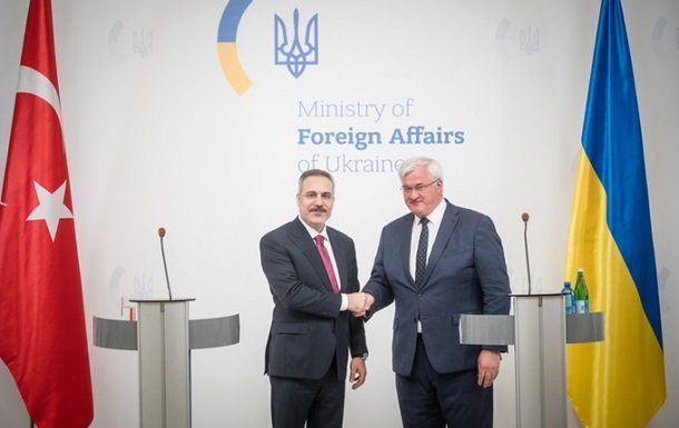 Україна та Туреччина розглянули можливості відновлення свободи судноплавства