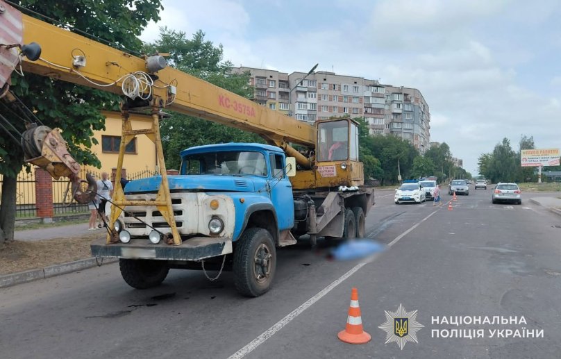 Водій автокрана в醉їв стані збив двох пішоходів на переході біля церкви у Шептицькому