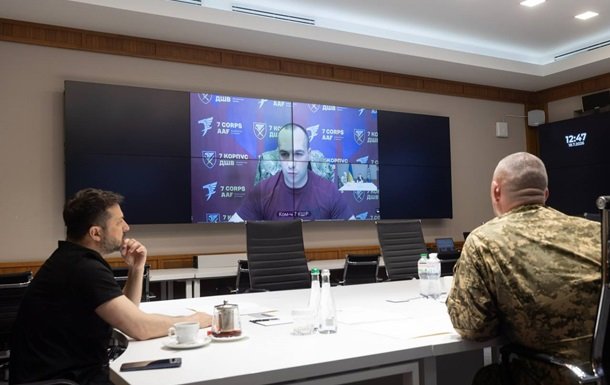Зеленський обговорив стратегічні питання з командирами на фоні новин про можливу зміну головнокомандувача ЗСУ