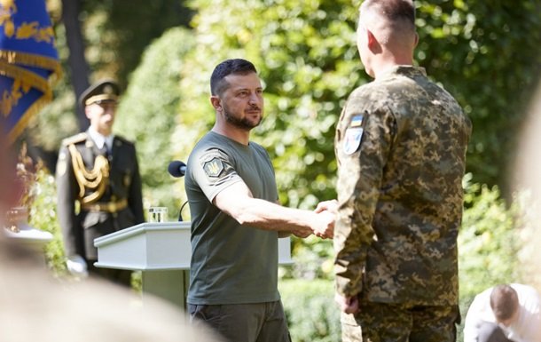 Зеленський вручив державні нагороди, з них 172 - посмертно
