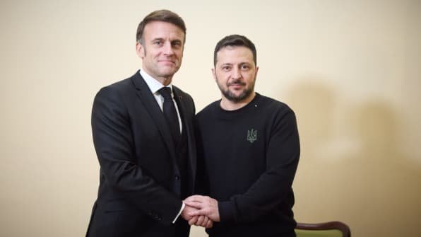Зеленський звернувся до Макрона з пропозицією допомоги у боротьбі з лісовими пожежами