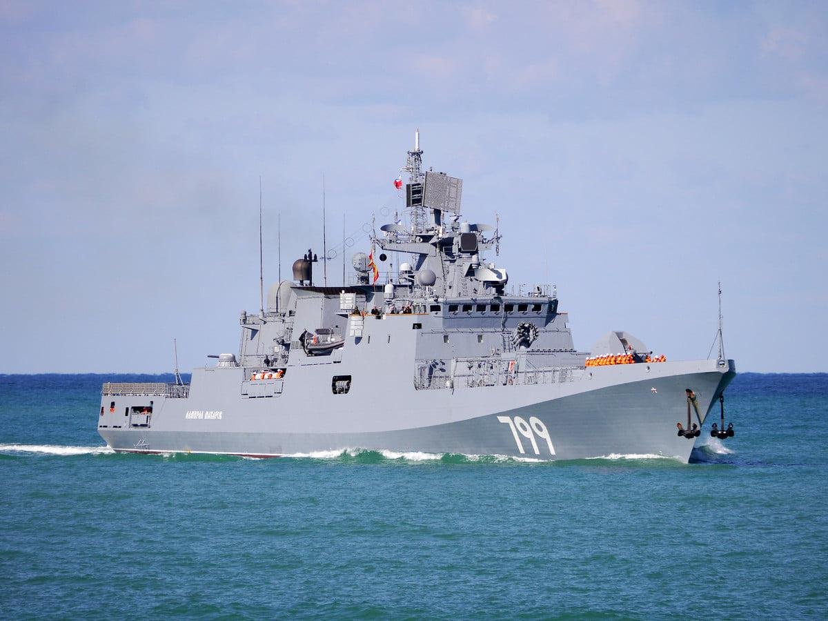 У ніч на 12 серпня під час атаки на військово морську базу в Новоросійську українські захисники пошкодили чотири кораблі РФ, повідомили у Генштабі. Які кораблі зазнали ураження - два фрегати проєкту 11356 - «Адмірал Макаров» та «Адмірал Ессен» - малий ракетний корабель проєкту 21631 «Буян М» - сторожовий корабель проєкту 22160 «Василь Биков» Масштаб пошкоджень уточнюється. Відомо, що «Адмірал Макаров» і «Адмірал Ессен» здатні запускати ракети «Калібр», а «Буян М» - «Калібри», «Онікси» та «Циркони». Для комбінованої атаки Україна застосувала реактивні дрони «Паляниця», морські безпілотники та ракети «Нептун». Удари прийшлися по причалах, інфраструктурі порту та позиціях ППО. За даними Reuters, після обстрілу два найбільші зернові термінали у порту Новоросійська припинили роботу. У Генштабі наголосили: «Сили оборони України послідовно знижують спроможність російської федерації продовжувати збройну агресію. Далі буде».