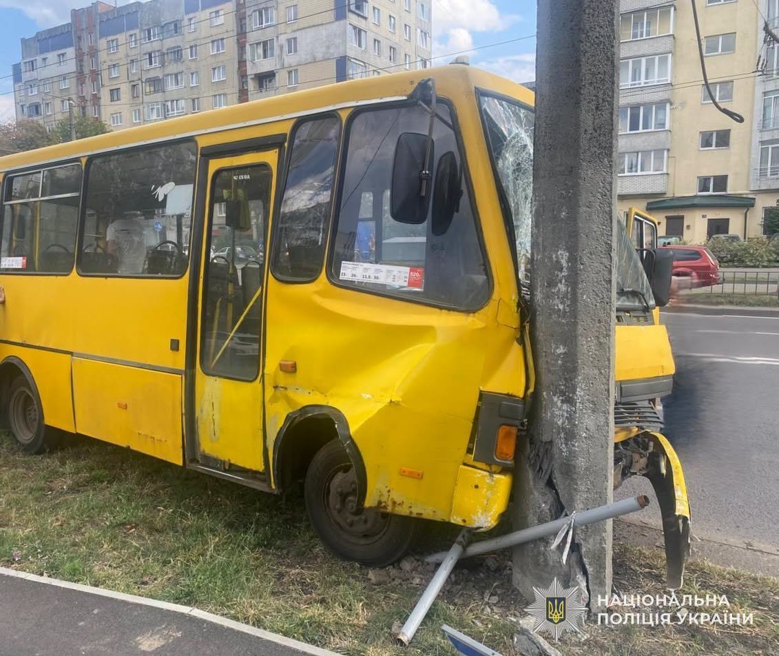 У Львові маршрутка врізалася в електроопору: постраждали троє пасажирів