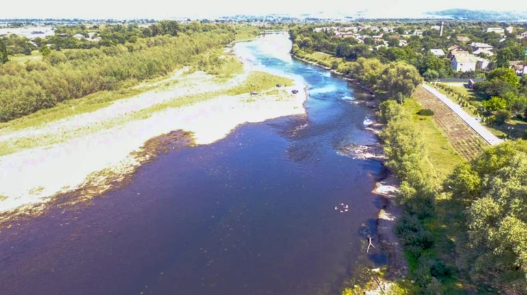 Дністровське водосховище набуло критично низького рівня води, наближаючись до природного русла річки