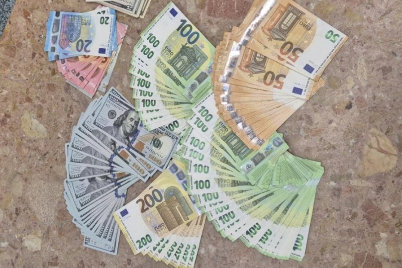 Двоє українців намагалися перевезти через кордон з Львівщини майже 3 мільйони гривень у валютію
