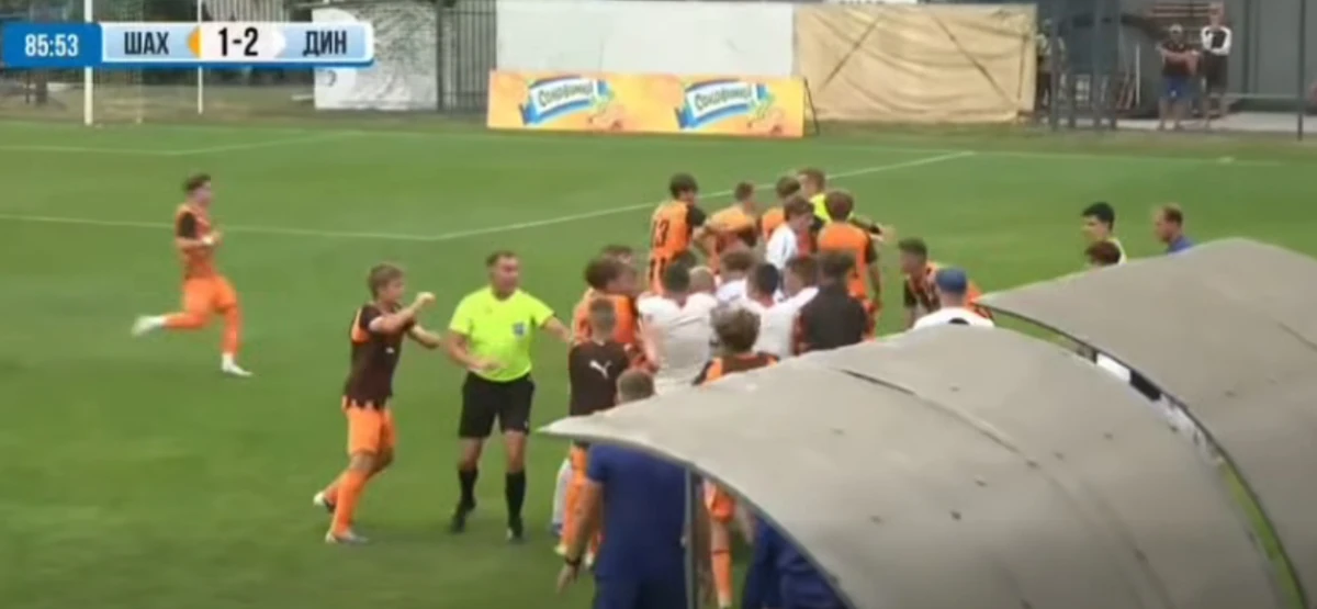 Динамо здобуло перемогу над Шахтарем у матчі U-19: сутичка між гравцями спровокувала емоції на полі