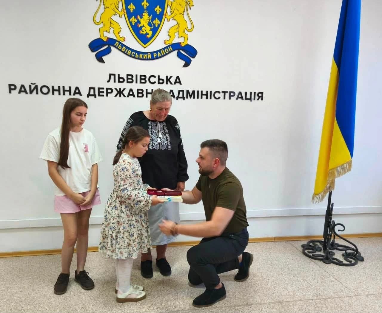 Голова Львівської РДА Павло Грабський вручив державні нагороди родинам 16 загиблих захисників України.