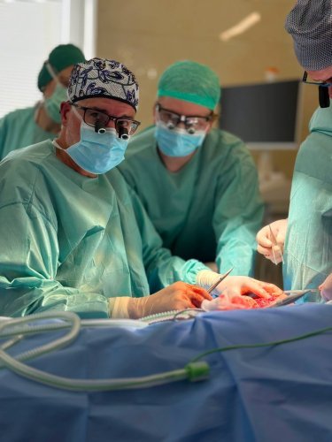 Італійський хірург у Львові провів операцію на пораненому військовому за власною методикою