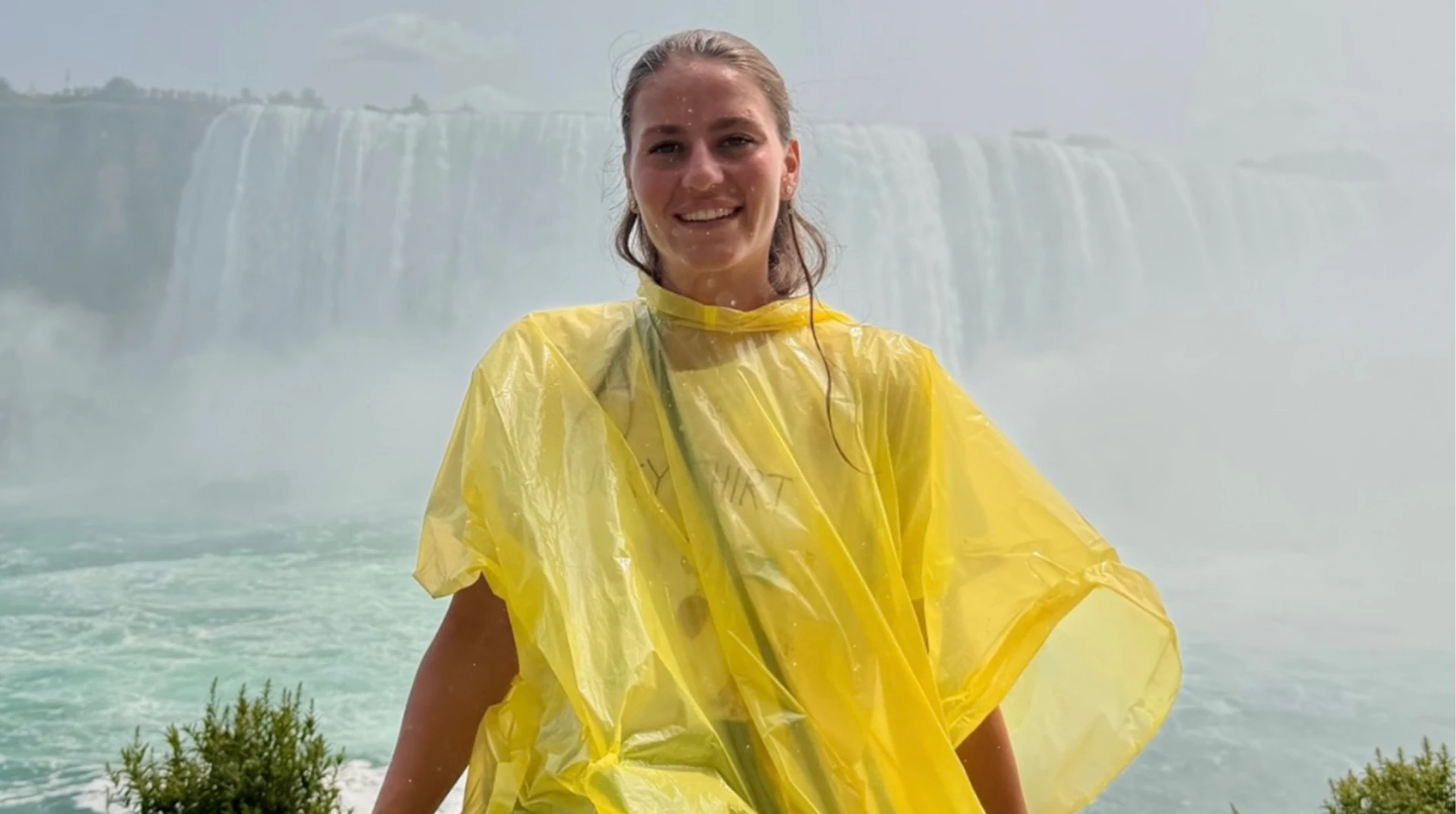 Костюк провела вражаючу фотосесію на фоні Ніагарського водоспаду під час туристичної подорожі
