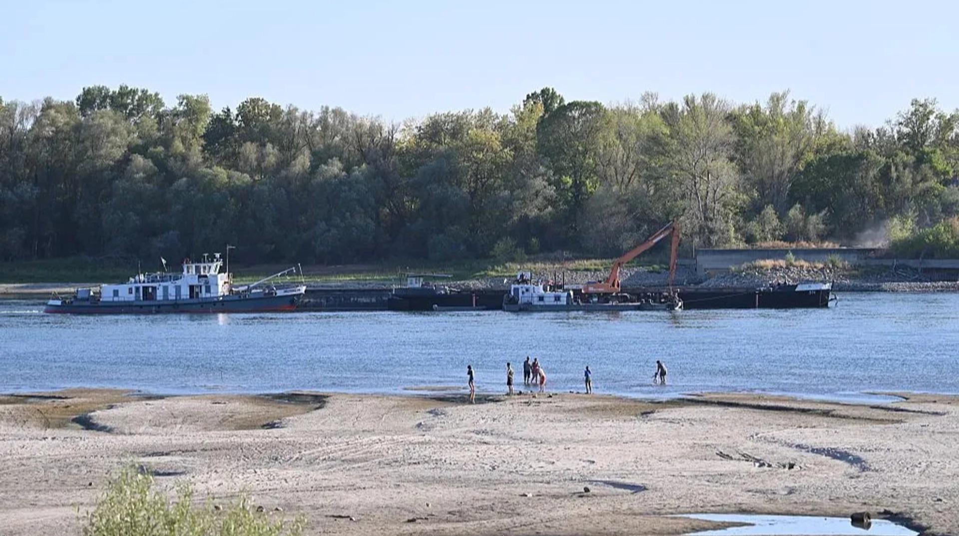 Країна без виходу до моря вжила екстрених заходів для захисту своєї атомної електростанції, затопивши судна