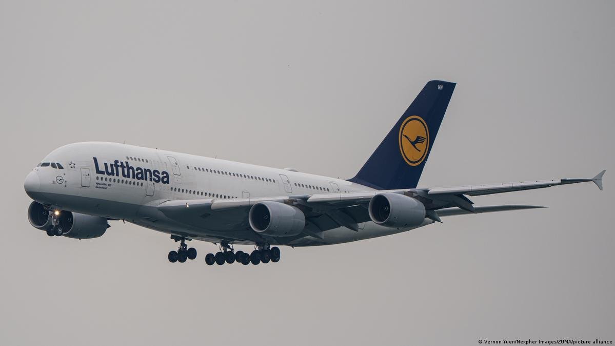 Літак Lufthansa здійснив екстрену посадку в Шотландії через термінову медичну ситуацію на борту