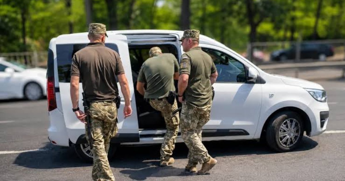 Львів’янин заблокував автомобіль ТЦК екскаватором і сплатить штраф у 85 тисяч гривень