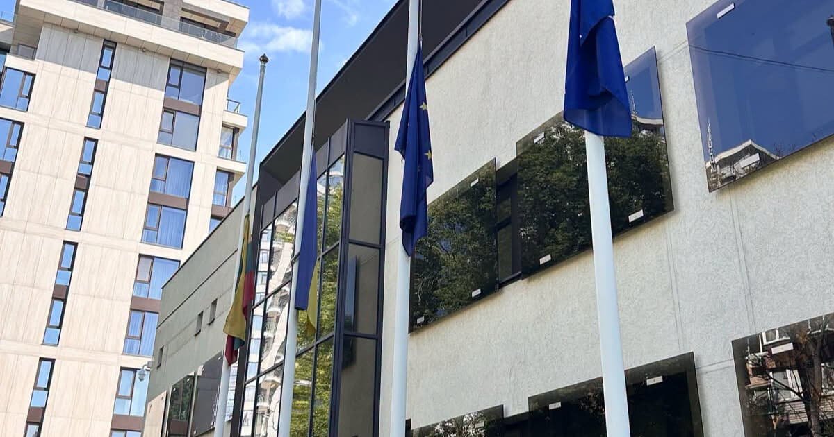 Литва реагує на обстріл посольства, Моравецький засновує нову політичну партію, Талібан активізується в Молдові: головні новини дня