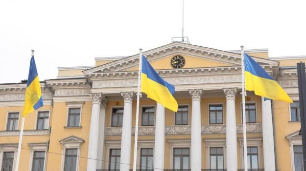 На будівлі уряду Фінляндії підняли прапори України на підтримку нашої держави