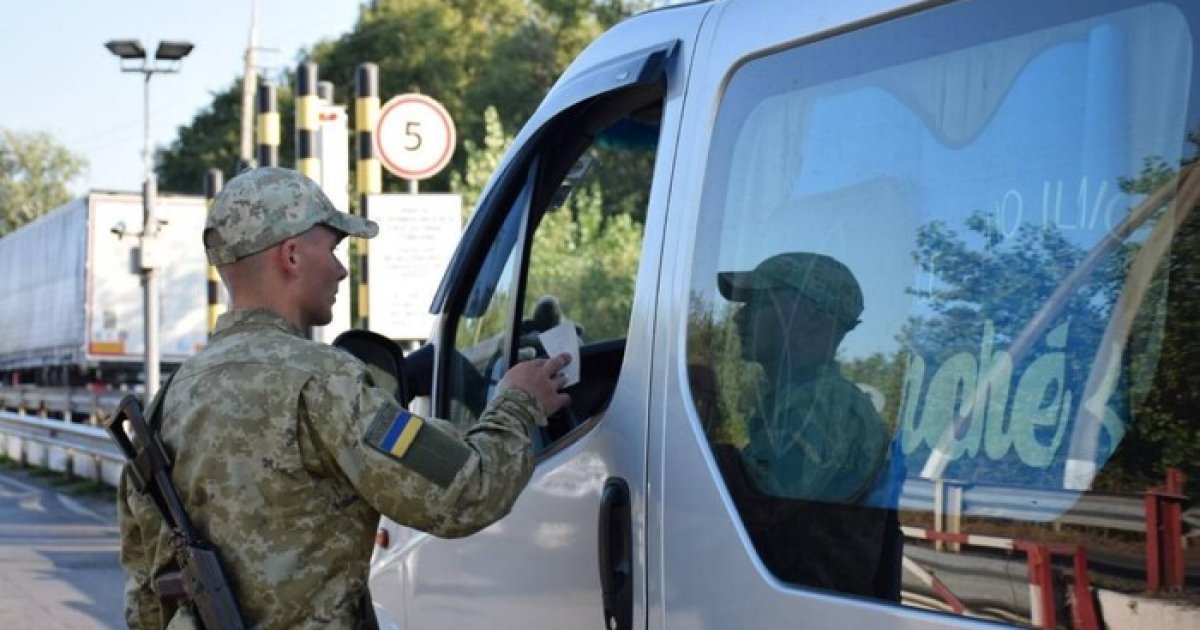 На Львівщині чоловіка покарали штрафом за спробу ввезення 62 пар кросівок з підробленими Tax Free документами