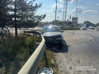На Львівщині в аварії за участю легковика та вантажівки постраждали жінка і двоє дітей