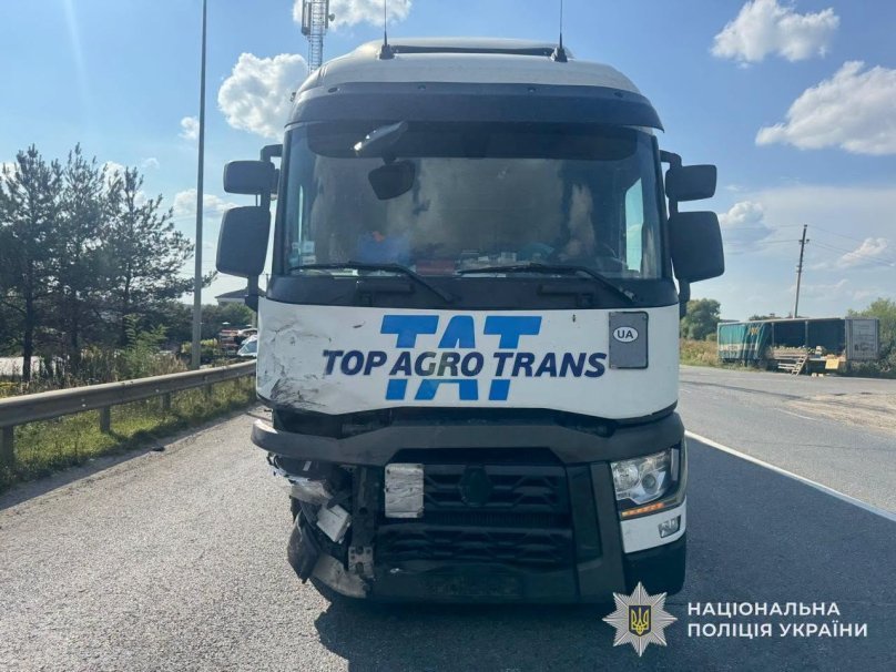 На Львівщині внаслідок зіткнення легкового автомобіля з фурою травмовано трьох осіб